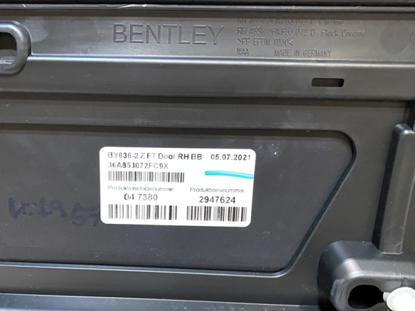 BENTLEY BENTAYGA Turverkleidung RH door panel side skirt 36A853072 36A853102A 354920144009 7